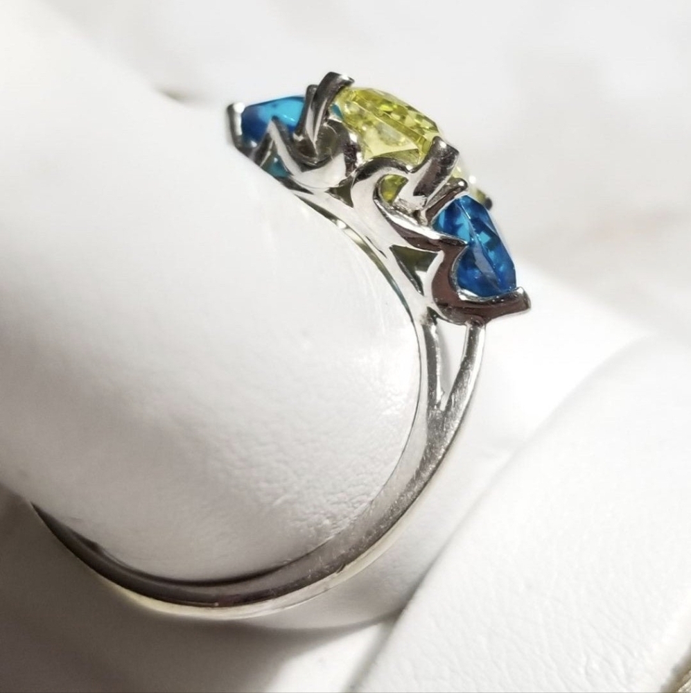 10k White Gold Aqua & Yellow Emerald Trillion cut three stone ring - Picture 3 of 10